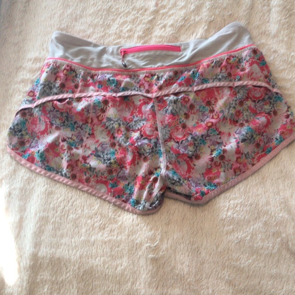 Floral Lululemon Runspeed Shorts. Size 6. COLLECTORS PRINT - Picture 2 of 4